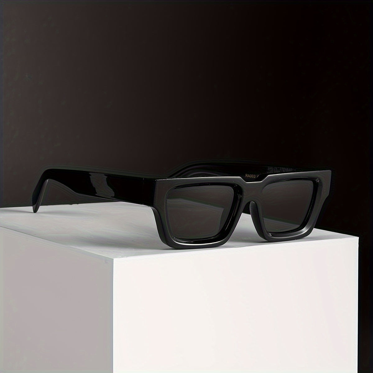 Occhiali da sole quadrati neri alla moda con un'aria retro - - accessoires alla aria moda neri occhiali occhiali sole quadrati retro sunglasses zonnebrillen - Concept Palermo