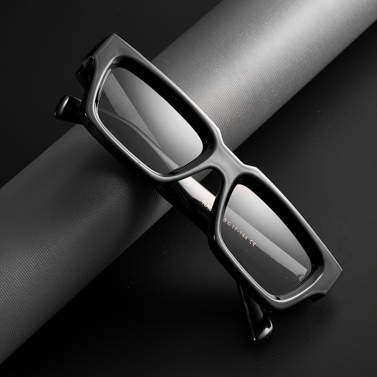 Occhiali da sole quadrati neri alla moda con un'aria retro - - accessoires alla aria moda neri occhiali occhiali sole quadrati retro sunglasses zonnebrillen - Concept Palermo