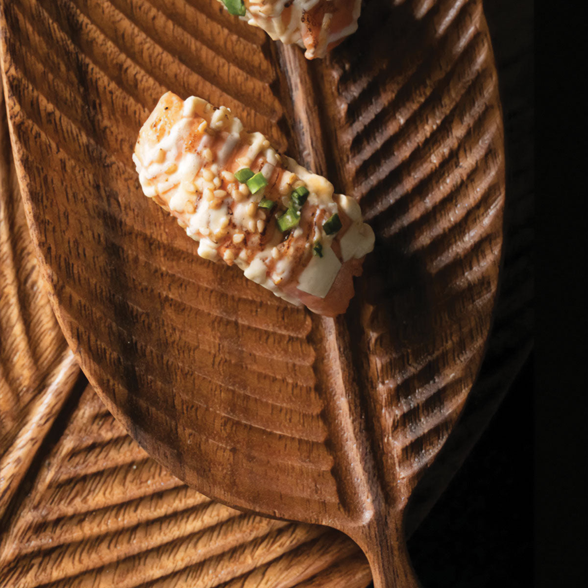 Vassoio da portata in noce scuro con design di foglie dettagliato – Trasforma il tuo intrattenimento in qualcosa di speciale - - Decor design dettagliato foglie home & garden intrattenimento Kitchen noce portata qualcosa Tableware - Concept Palermo