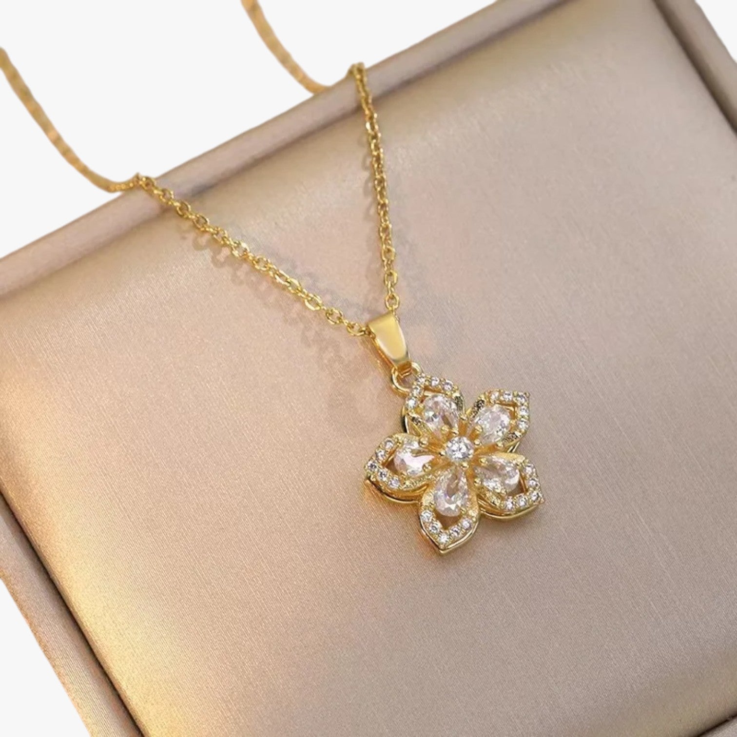 Collana con fiore in oro e zircone rotante Lana Donna - - collana collana fiore donna Fashion Necklaces fiore jewelry lana necklace NECKLACES Necklaces for Women rotante zircone - Concept Palermo