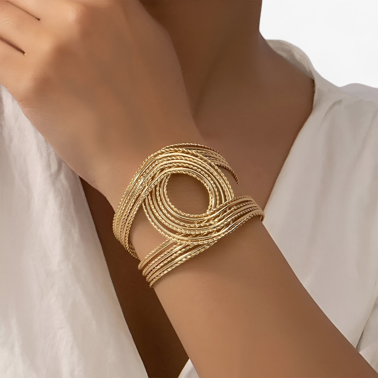 Bracciale Cuff Metallico a Doppia C Incisa – Bracciale di Tendenza per Donna - - Accessories Jewelry bracciale bracciale cuff BRACELETS cuff donna doppia incisa jewelry metallico - Concept Palermo