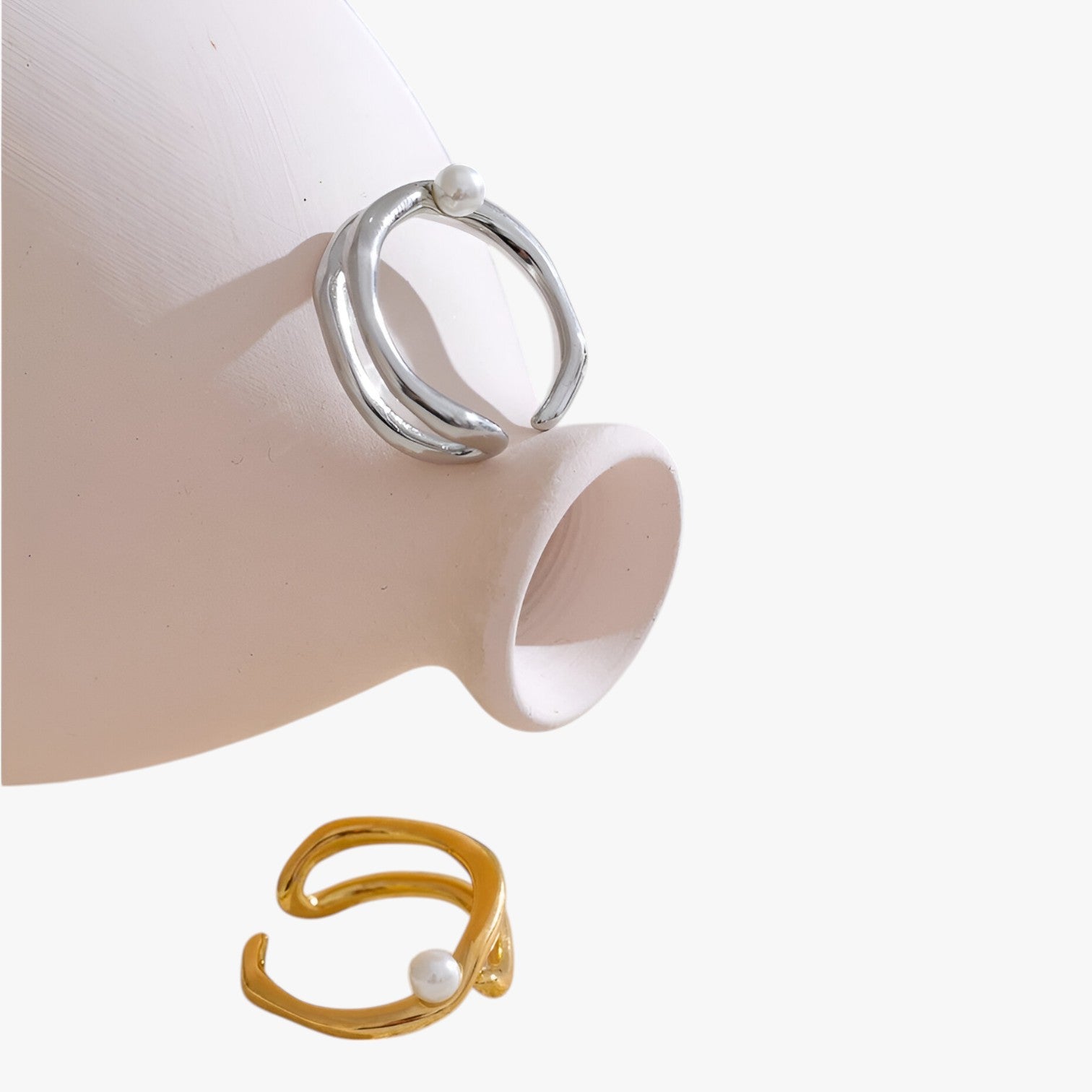 Anello in Acciaio con Perla – Eleganza Geometrica che Dura nel Tempo Donna - - Accessories Jewelry acciaio anello anello acciaio donna dura eleganza geometrica jewelry Rings womens ring - Concept Palermo