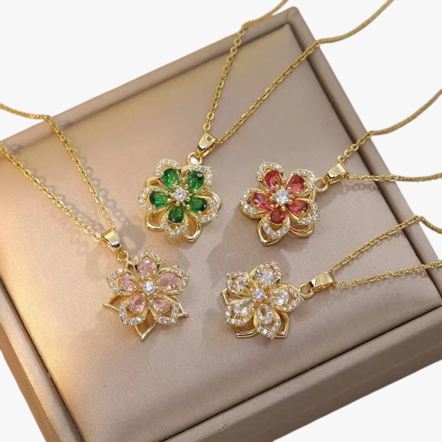 Collana con fiore in oro e zircone rotante Lana Donna - - collana collana fiore donna Fashion Necklaces fiore jewelry lana necklace NECKLACES Necklaces for Women rotante zircone - Concept Palermo