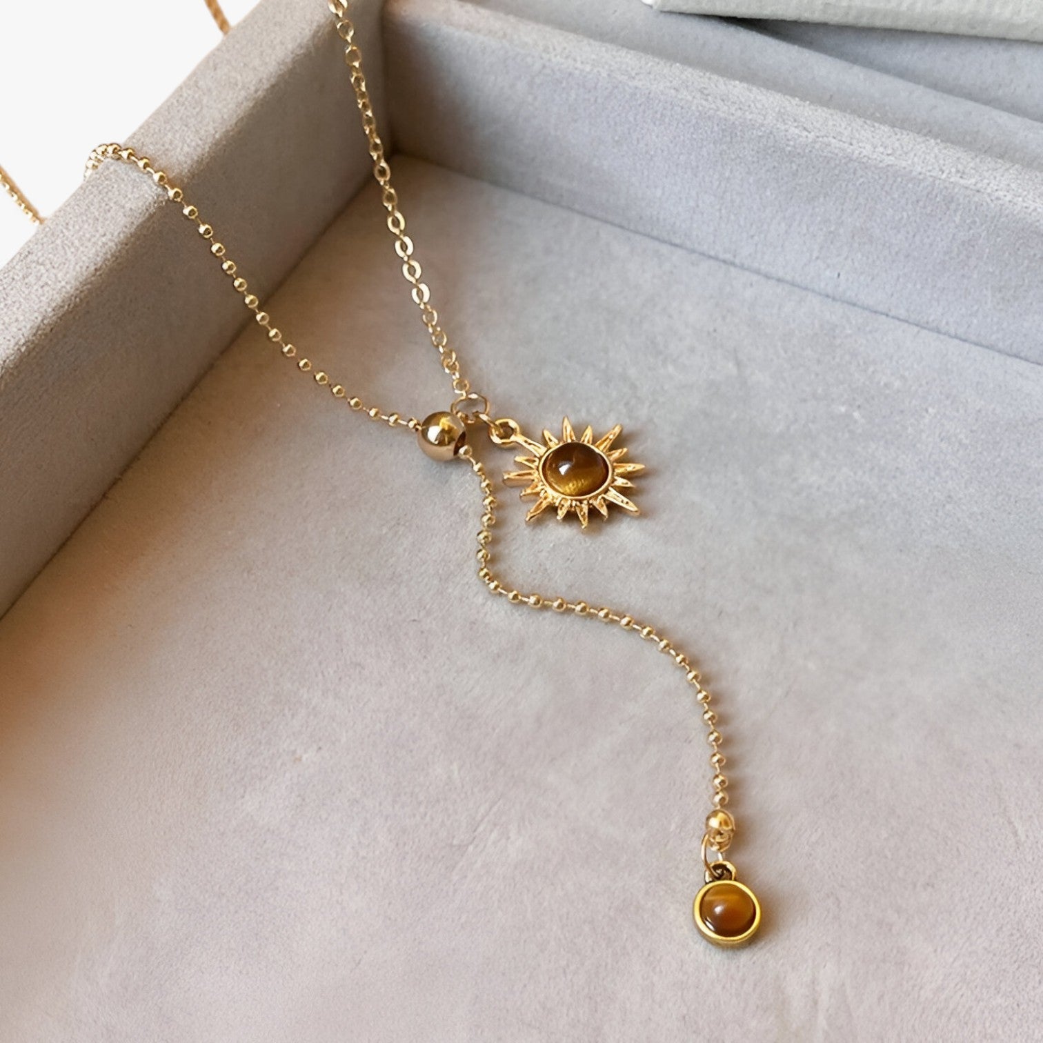 Collana in Tigriocchi Fiore di Sole Accessorio Autunno/Inverno Lana Donna - Colore oro - accessorio autunno collana collana tigriocchi donna elegant womens necklaces fiore inverno jewelry Necklace NECKLACES Necklaces for Women - Concept Palermo