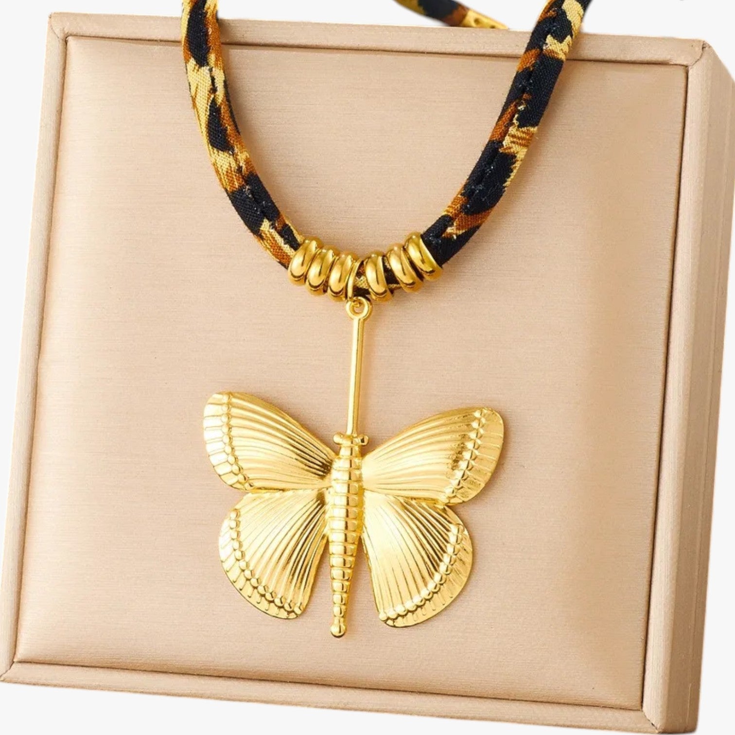 Collana Charm Leopardo con Dettagli Oro Stile Unico e Regalo Lana - - charm collana collana charm dettagli Fashion Necklaces jewelry lana leopardo necklace NECKLACES Necklaces for Women regalo - Concept Palermo