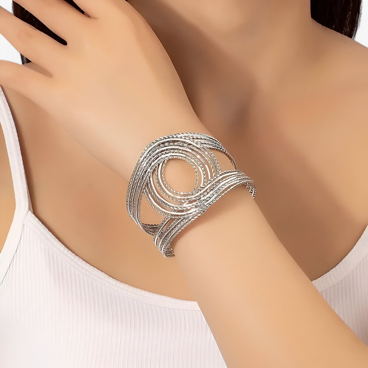 Bracciale Cuff Metallico a Doppia C Incisa – Bracciale di Tendenza per Donna - - Accessories Jewelry bracciale bracciale cuff BRACELETS cuff donna doppia incisa jewelry metallico - Concept Palermo