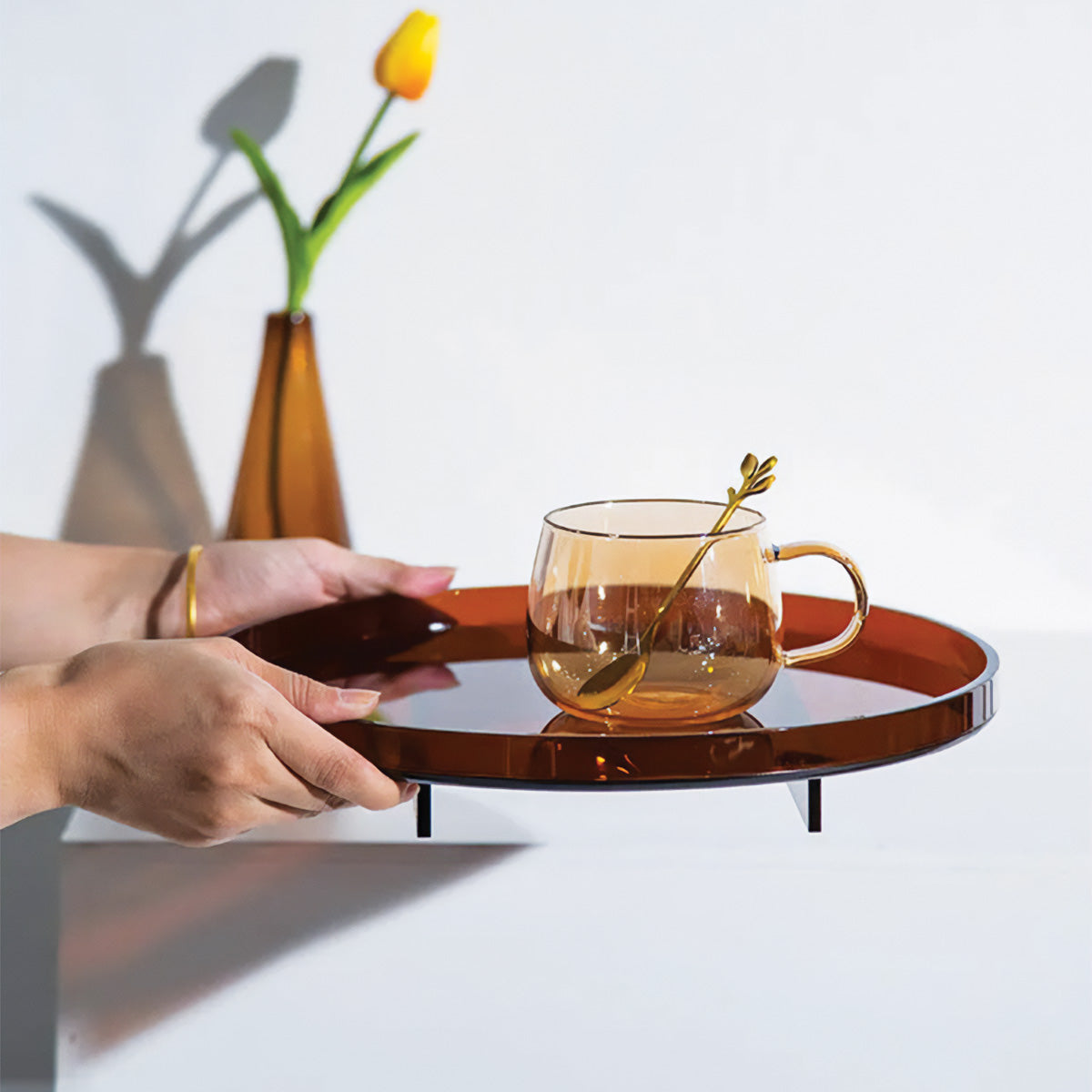 Servitore in Acrilico: Trasforma il Tuo Arredamento e Arricchisci la Tua Esperienza di Intrattenimento Uomo - - acrilico arredamento arricchisci Decor esperienza home & garden intrattenimento Kitchen servitore servitore acrilico Tableware - Concept Palermo