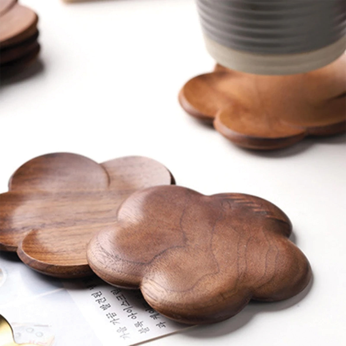 Set di Sottobicchieri Bloom in Noce Sottobicchieri Sofisticati per Trasformare la Tua Imbandigione - - bloom Decor home & garden imbandigione Kitchen noce sofisticati sottobicchieri sottobicchieri bloom Tableware trasformare - Concept Palermo