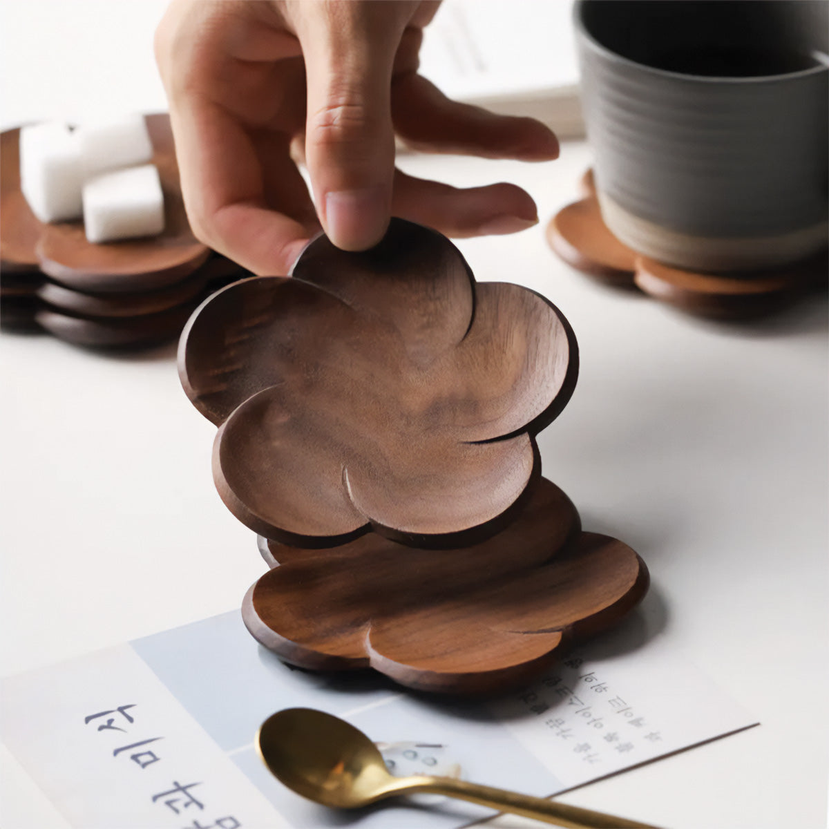 Set di Sottobicchieri Bloom in Noce Sottobicchieri Sofisticati per Trasformare la Tua Imbandigione - - bloom Decor home & garden imbandigione Kitchen noce sofisticati sottobicchieri sottobicchieri bloom Tableware trasformare - Concept Palermo