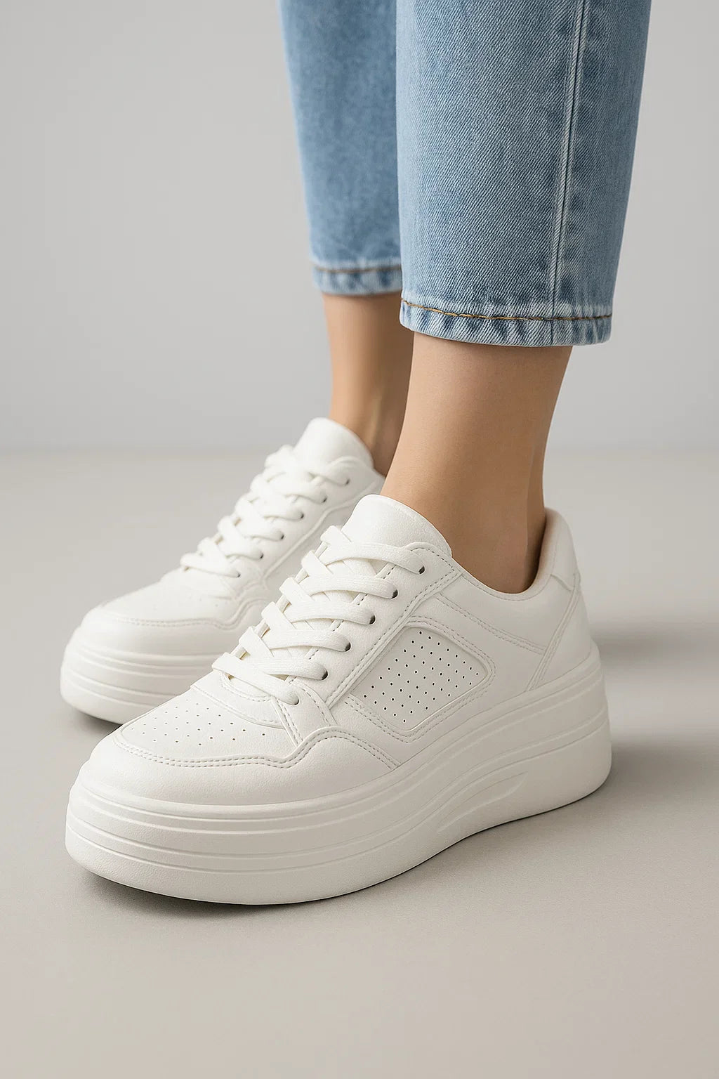 Sneakers Donna Bianche Sneakers a Forma Piatta in Materiale Sintetico - - bianche donna forma materiale piatta shoes sintetico sneakers white shoes white sneakers - Concept Palermo