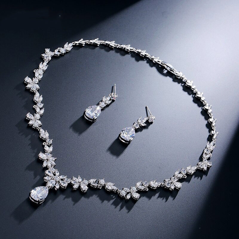 Set Gioielli Donna con Cristalli Bianchi e Perle - Collana e Orecchini Eleganti - Argento - cristalli donne gioielli gioielli cristalli jewelry necklace Necklaces for Women perle - Concept Palermo