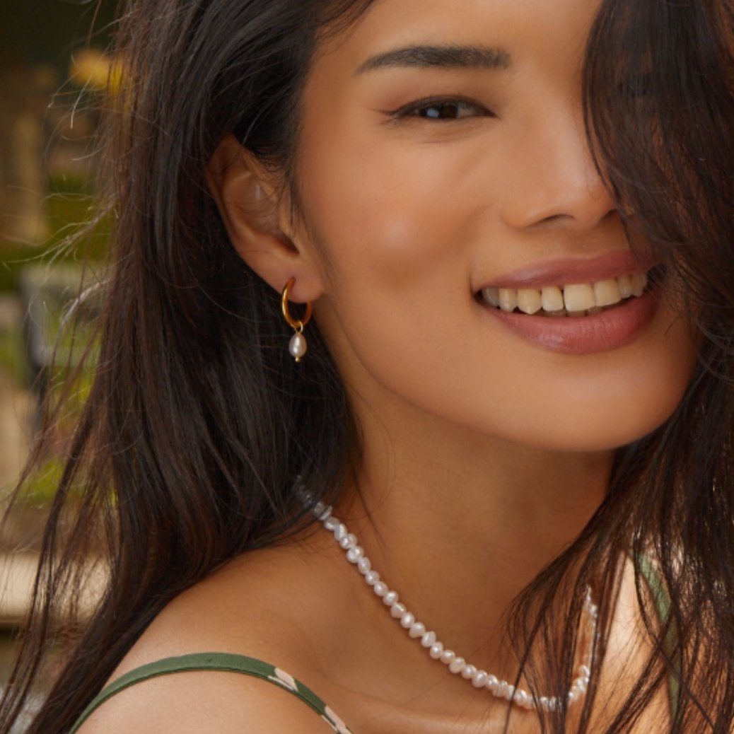 Orecchini Isabel con Perle Bianche Pendenti in Argento 925 da Donna - - allthingspearl Animal&nature AV5&6 AV7 AV7+W AV7+W+AUG23 AV7+W+AUG23+SEP23 Best-SellingQ322 BestsellingQ123 BestsellingQ422 Drop earrings EverydayEssentials gold highquality Holiday Edit Hoops HYPOALLERGENIC isabel jewelry mge Minimal MINIMALISTIC Nature new_for_google newarrivalsoctober orecchini orecchini perle Pearl perle pink price29 Small&Simple Special&Wedding Specialoccasionjewelry ThoughtfulGifts - Concept Palermo