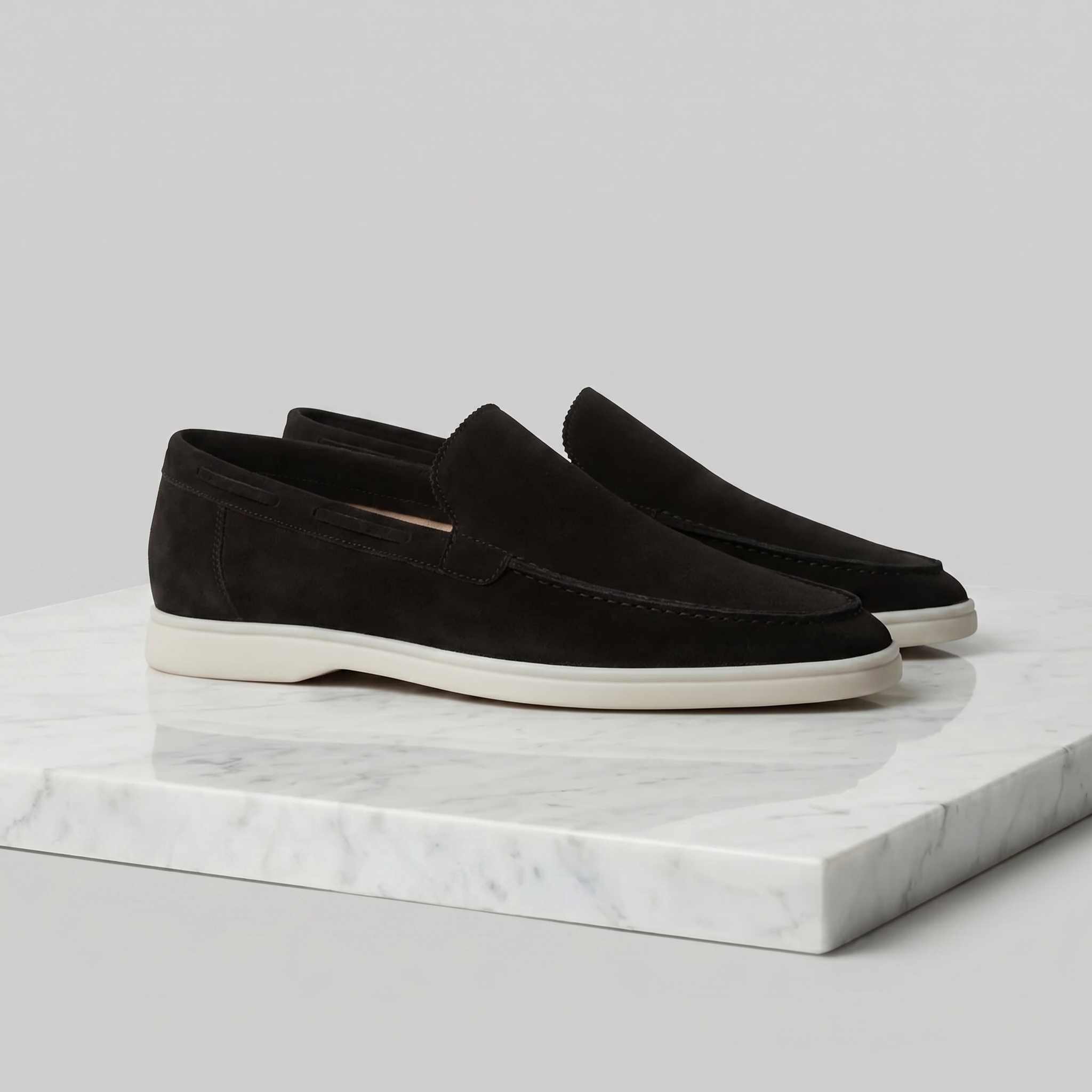 Mocassini Scamosciati Uomo: L'Eleganza Versatile per Ogni Look