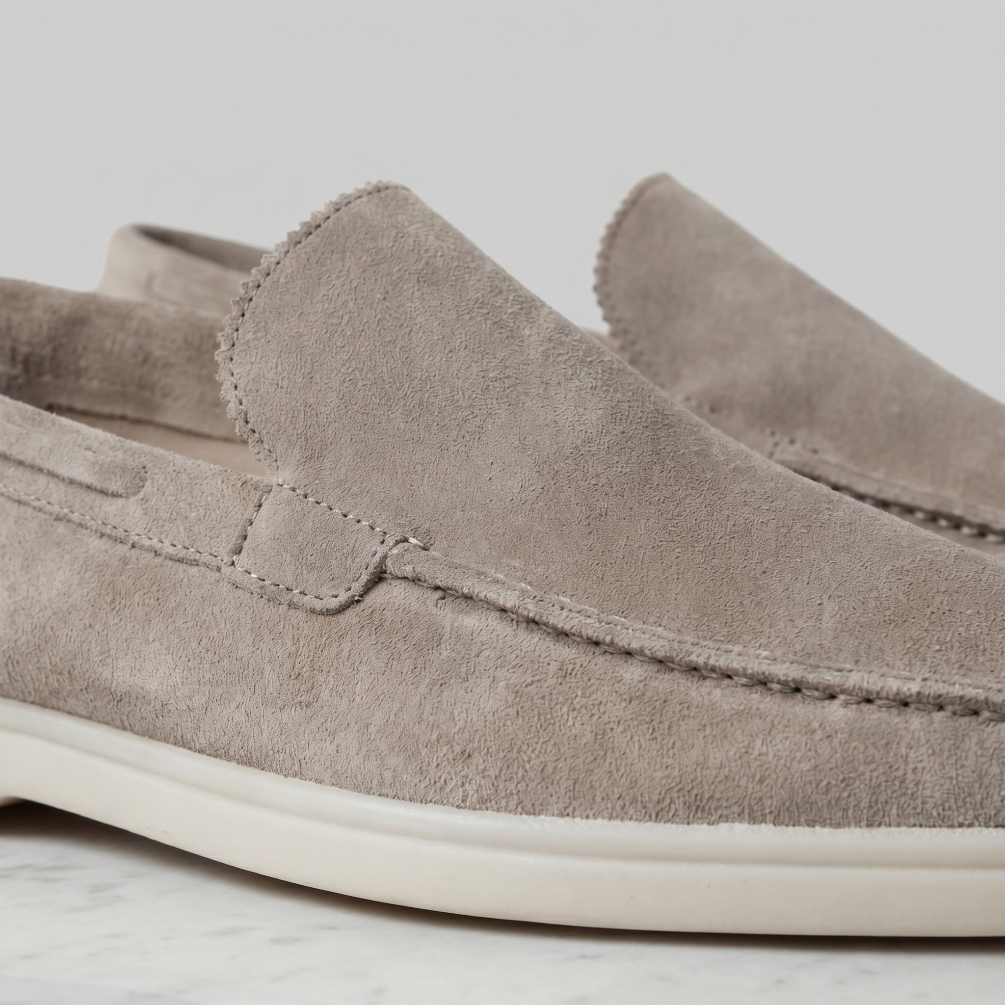 Mocassini Scamosciati Uomo: L'Eleganza Versatile per Ogni Look