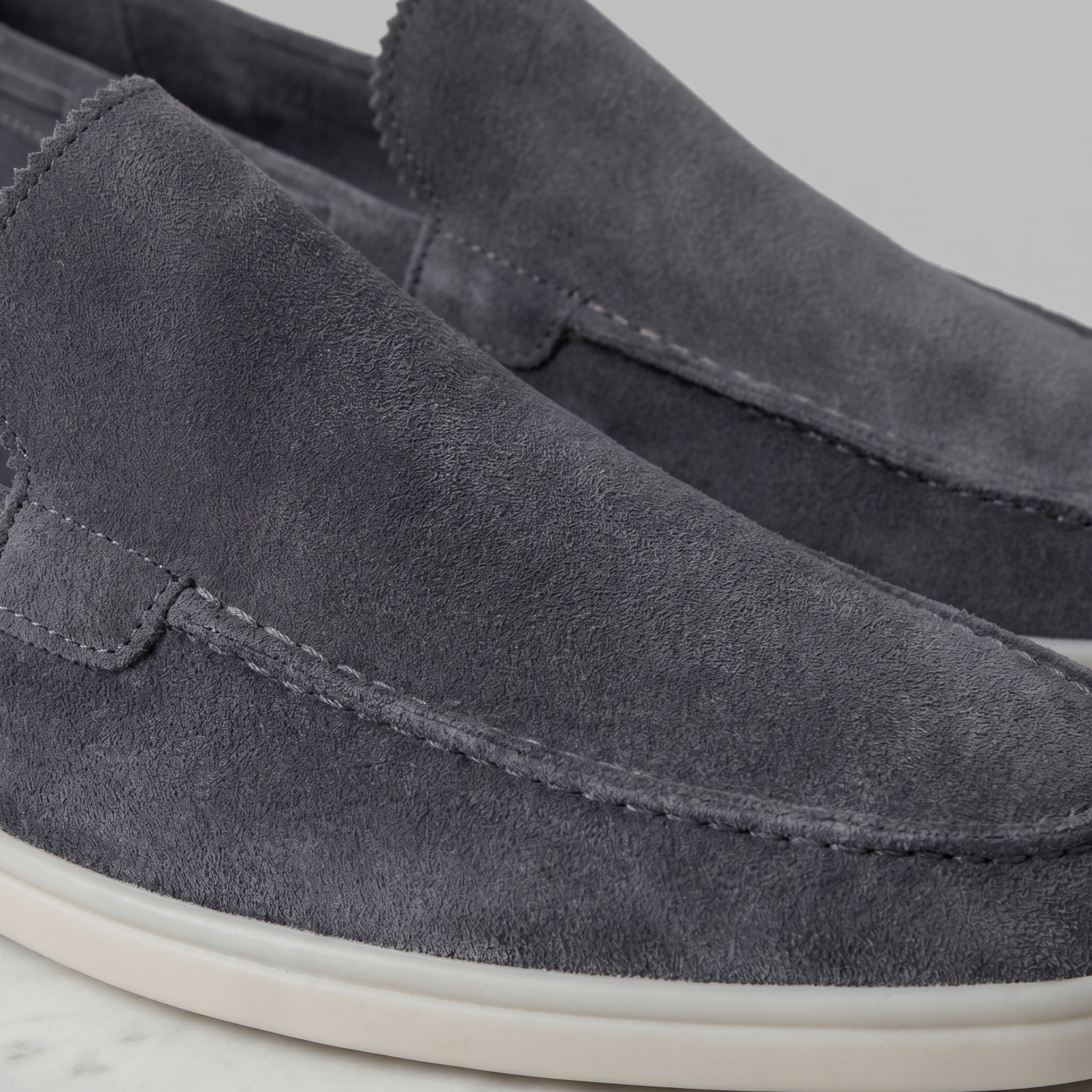 Mocassini Scamosciati Uomo: L'Eleganza Versatile per Ogni Look