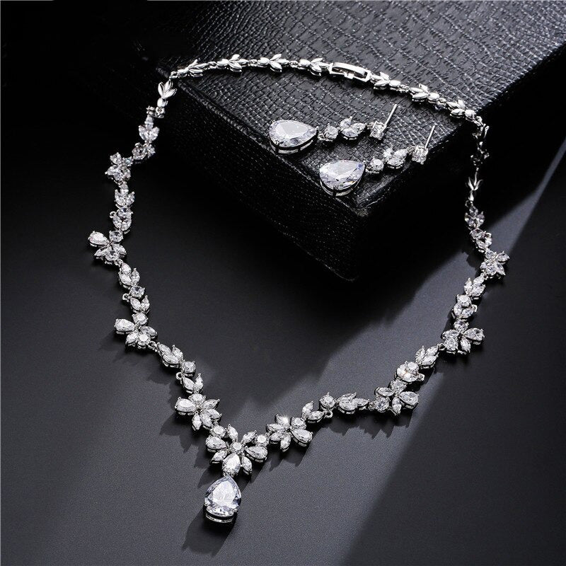 Set Gioielli Donna con Cristalli Bianchi e Perle - Collana e Orecchini Eleganti - - cristalli donne gioielli gioielli cristalli jewelry necklace Necklaces for Women perle - Concept Palermo