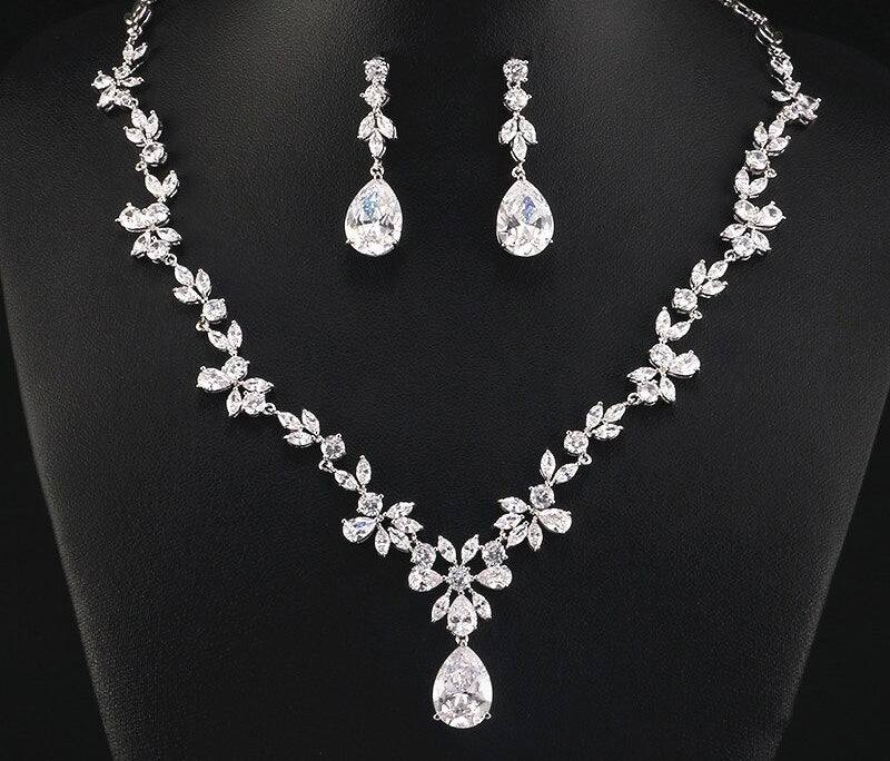 Set Gioielli Donna con Cristalli Bianchi e Perle - Collana e Orecchini Eleganti - - cristalli donne gioielli gioielli cristalli jewelry necklace Necklaces for Women perle - Concept Palermo