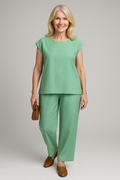 Traje elegante negro para mujer con pantalones y blusa para ceremonias y ocasiones especiales