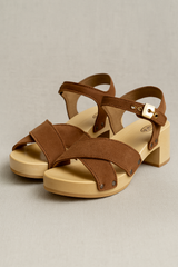 Houten sandalen met gekruiste bandjes en blokhak