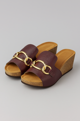 Witte sandalen met sleehak en gouden ketting