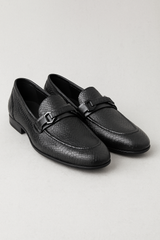Elegante herenmocassins van zwart leer met slangenhuidmotief