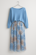 Conjunto para mujer con suéter azul y falda floral con abertura en piel
