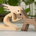 Escultura en madera de hombre y perro