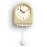 Moderne Wanduhr mit Pendel im minimalistischen Design Herren