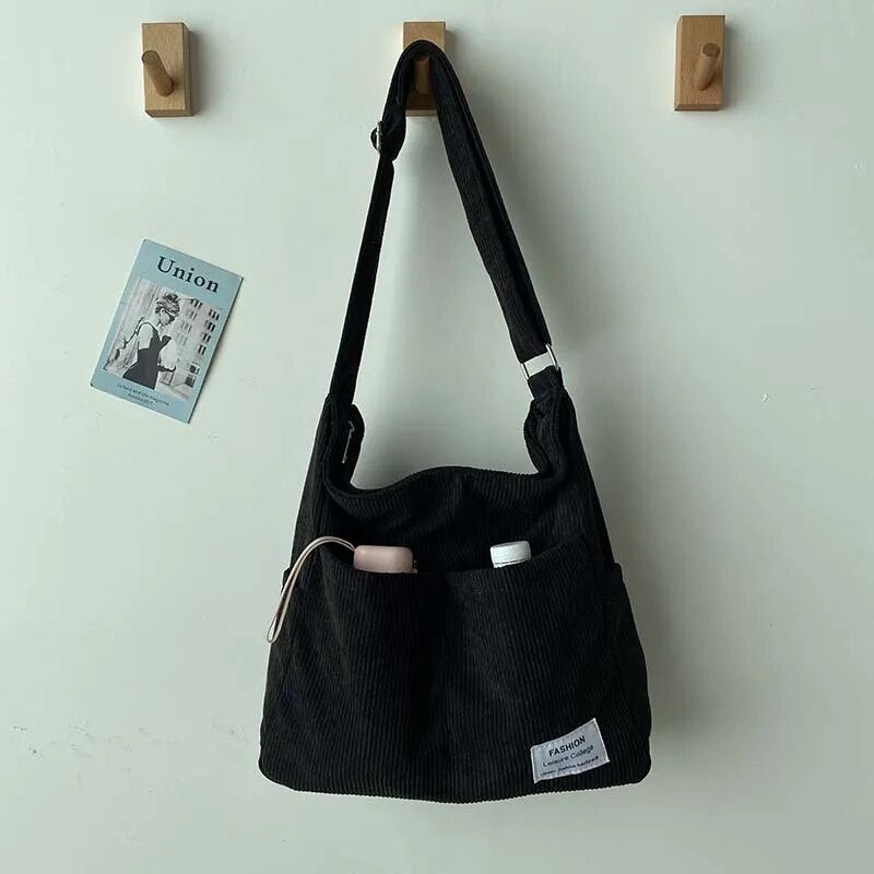 Borsa Tracolla Donna in Velluto Nero Elegante con Catena Oro - Nero - accessori moda borsa borsa a tracolla borsa elegante borsa in velluto borsa nera borsa piccola da donna borsa tracolla borse a mano borse casual borse di lusso design senza tempo donna organizzatore borsa tracolla velluto - Concept Palermo