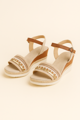 Sandaal met sleehak en enkelbandje in boho chic stijl