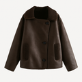 Chaqueta de ecopiel con look audaz y femenino piel
