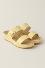 Sandalen met naaldhak en enkelbandje met gouden gesp in geel