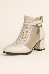 Zomerse geperforeerde dames enkellaarsjes met middelhoge hak en siersteen, elegant en comfortabel