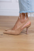Elegantes zapatos de tacón de ante con correa trasera de diseño sofisticado
