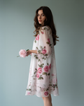 Vestido elegante de mujer en chiffon rojo con detalles de pétalos, ideal para ceremonias
