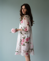 Elegante damesjurk van rood chiffon met bloemblaadjesdetails, ideaal voor ceremonies