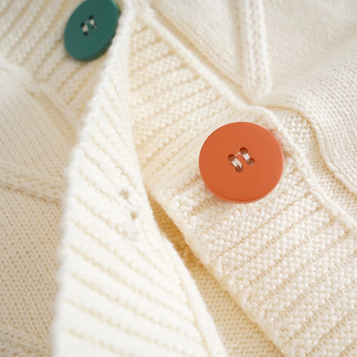Cardigan casual da donna in puro cotone con bottoni ricamati e logo personalizzato Rosso - - bottoni cardigan cardigan casual casual cotone donna logo personalizzato Sweater sweaters sweaters & cardigans - Concept Palermo