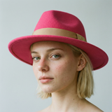 Dames fedora hoed van elegante wollen vilt voor winter, ceremonies en feesten