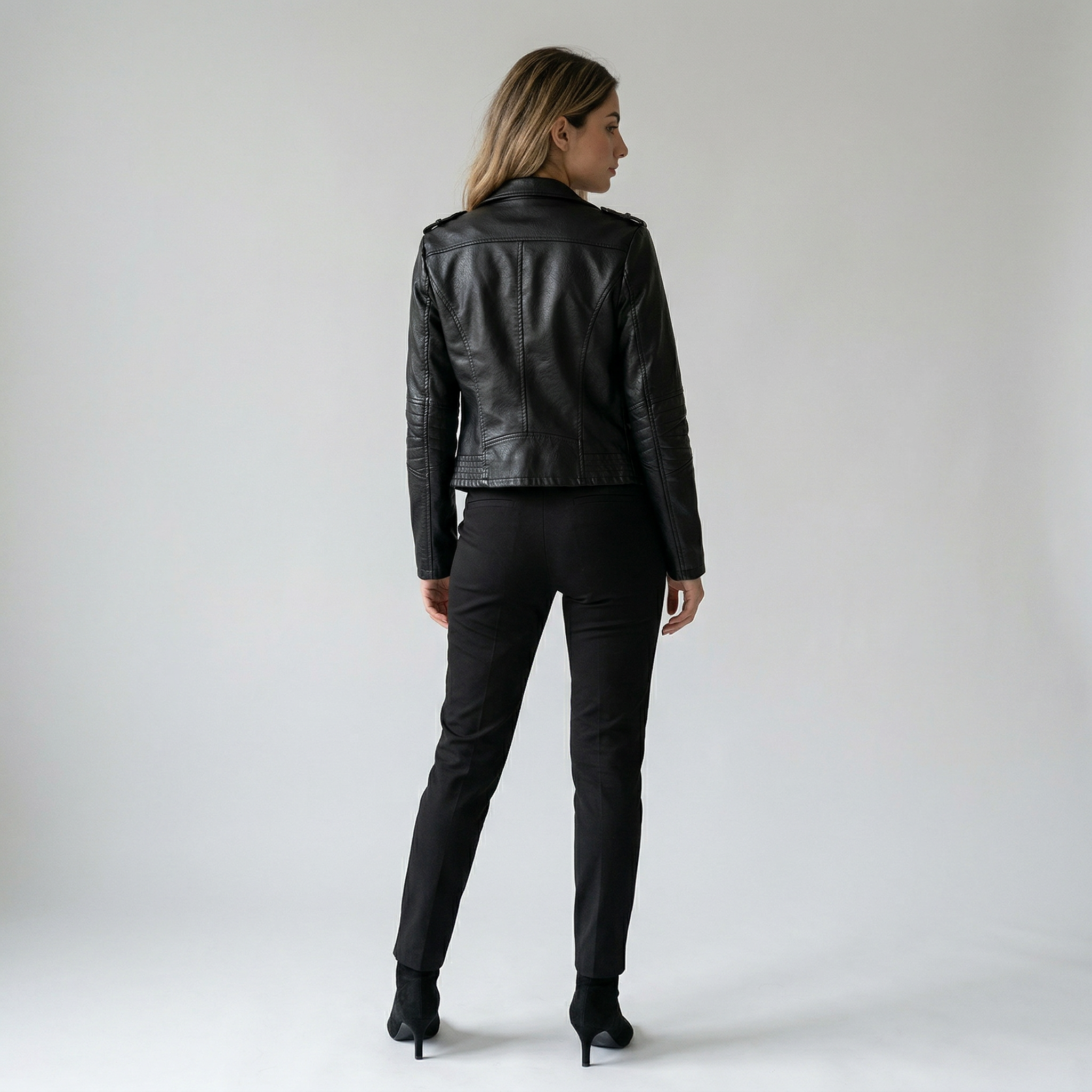 Giacca Biker Donna Nera in Poliestere - Stile Moto Elegante e Confortevole - - collo collo alto donna giacca giacca asimmetrica giacca casual giacca da donna giacca elegante giacca in pelle giacca inverno giacca nera giacca pelle giacche da donna moda donna nera pelle pelle nera stile motociclista - Concept Palermo