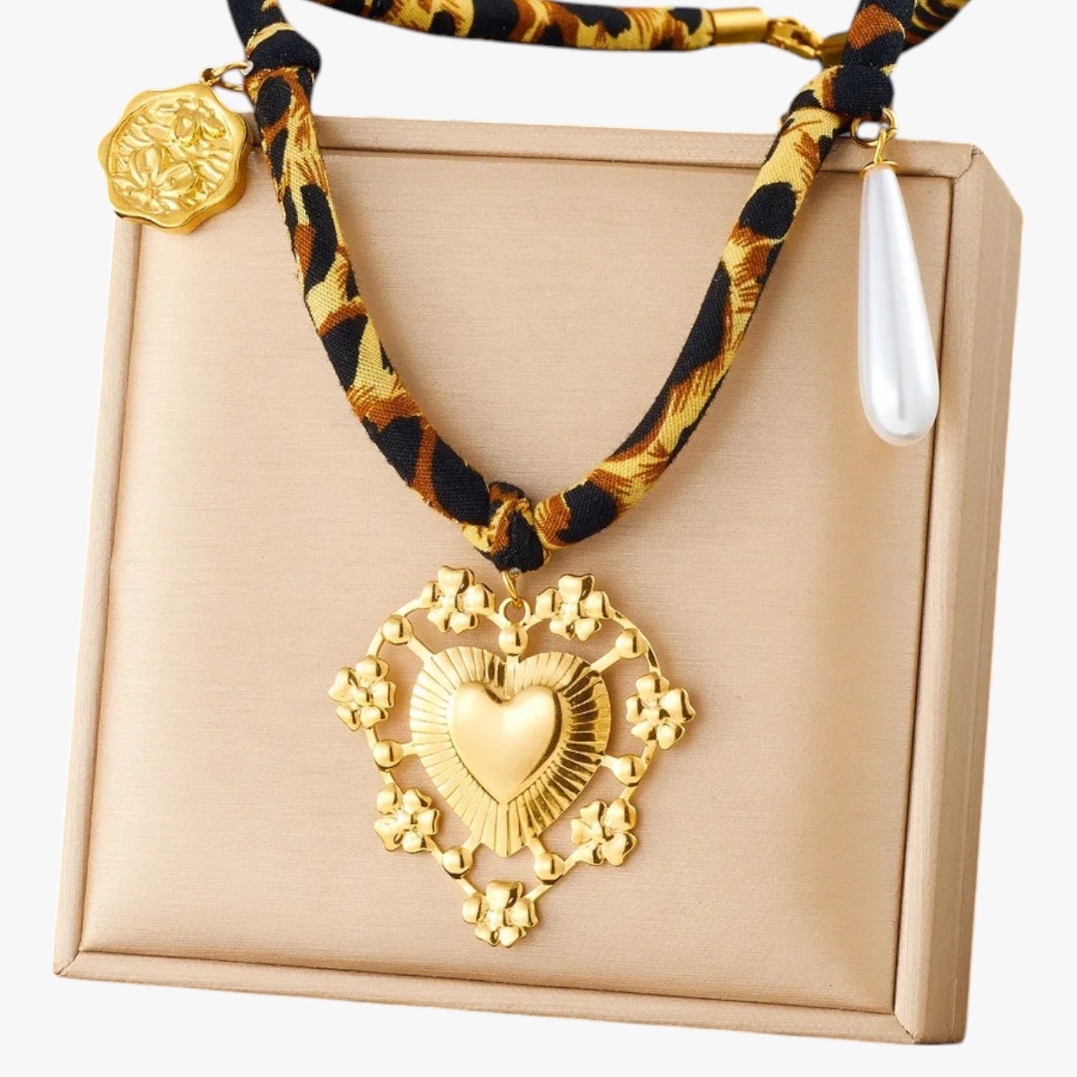 Collana Charm Leopardo con Dettagli Oro Stile Unico e Regalo Lana - - charm collana collana charm dettagli Fashion Necklaces jewelry lana leopardo necklace NECKLACES Necklaces for Women regalo - Concept Palermo