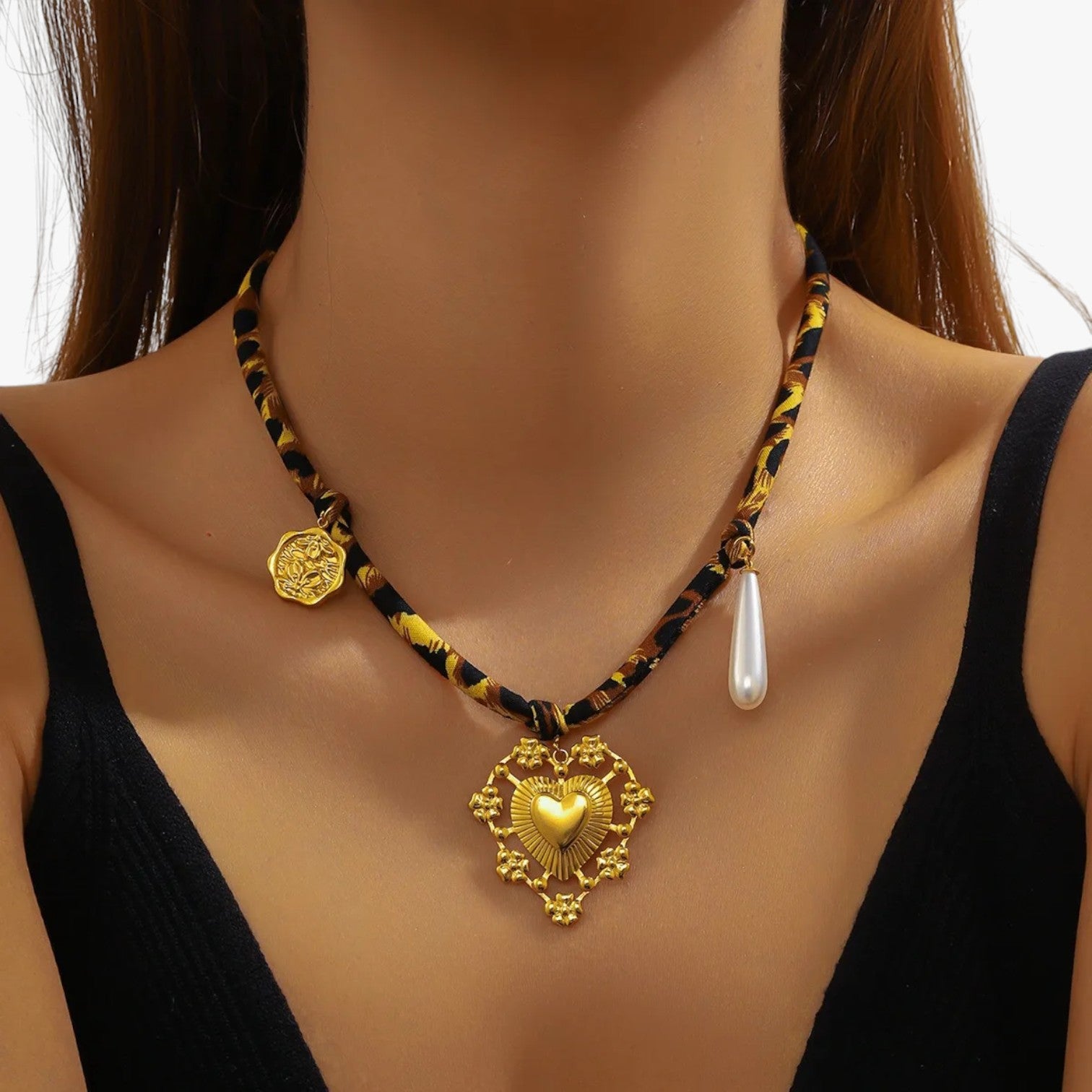 Collana Charm Leopardo con Dettagli Oro Stile Unico e Regalo Lana - - charm collana collana charm dettagli Fashion Necklaces jewelry lana leopardo necklace NECKLACES Necklaces for Women regalo - Concept Palermo