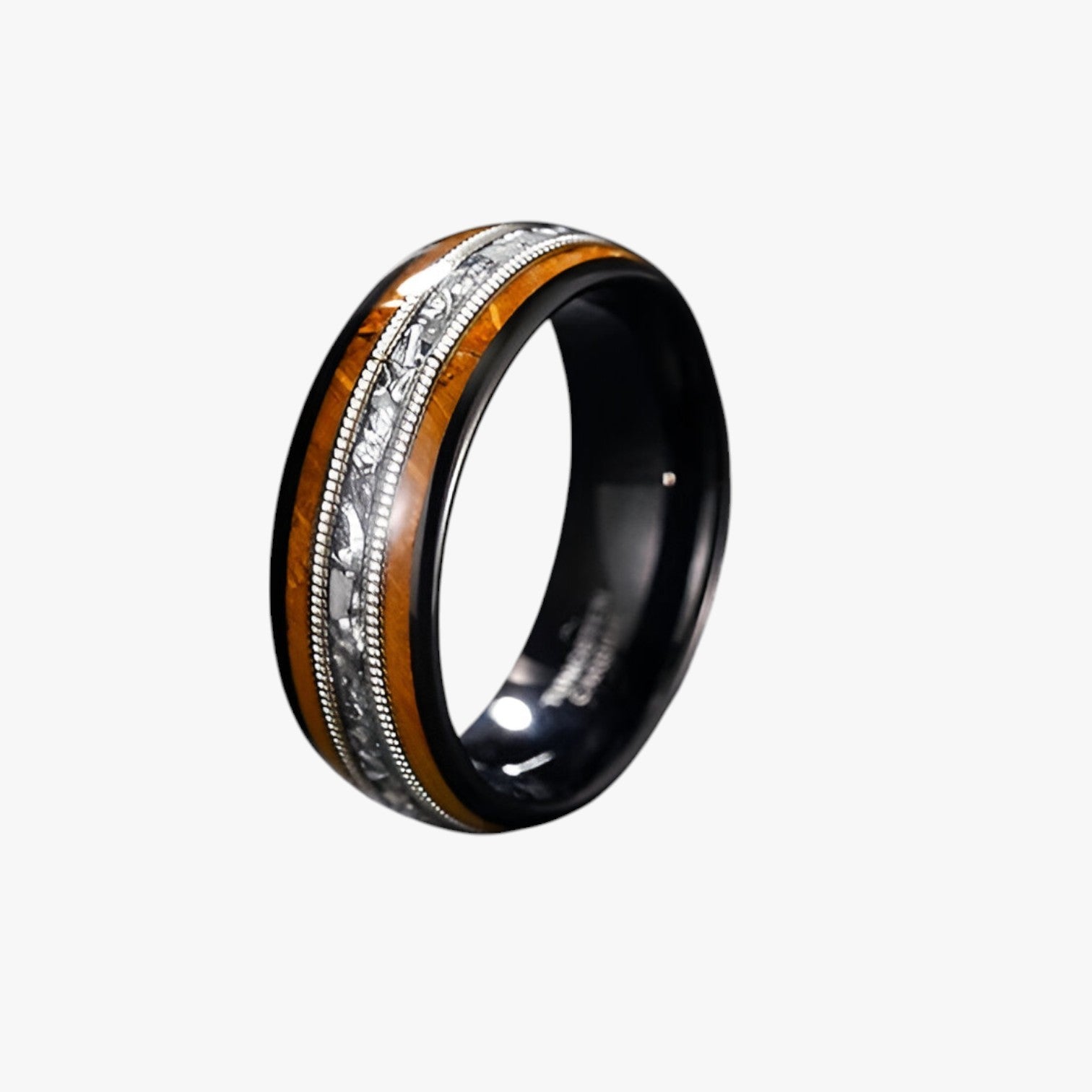 Anello di legno con corde di chitarra e accenti di botti di whisky Uomo - 8mm 13 - accenti anello anello legno botti chitarra corde jewelry legno mens accessory mens ring Rings - Concept Palermo