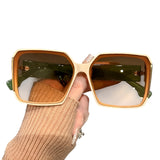 Oversized zonnebril met getinte glazen voor modieuze zomerse looks voor heren