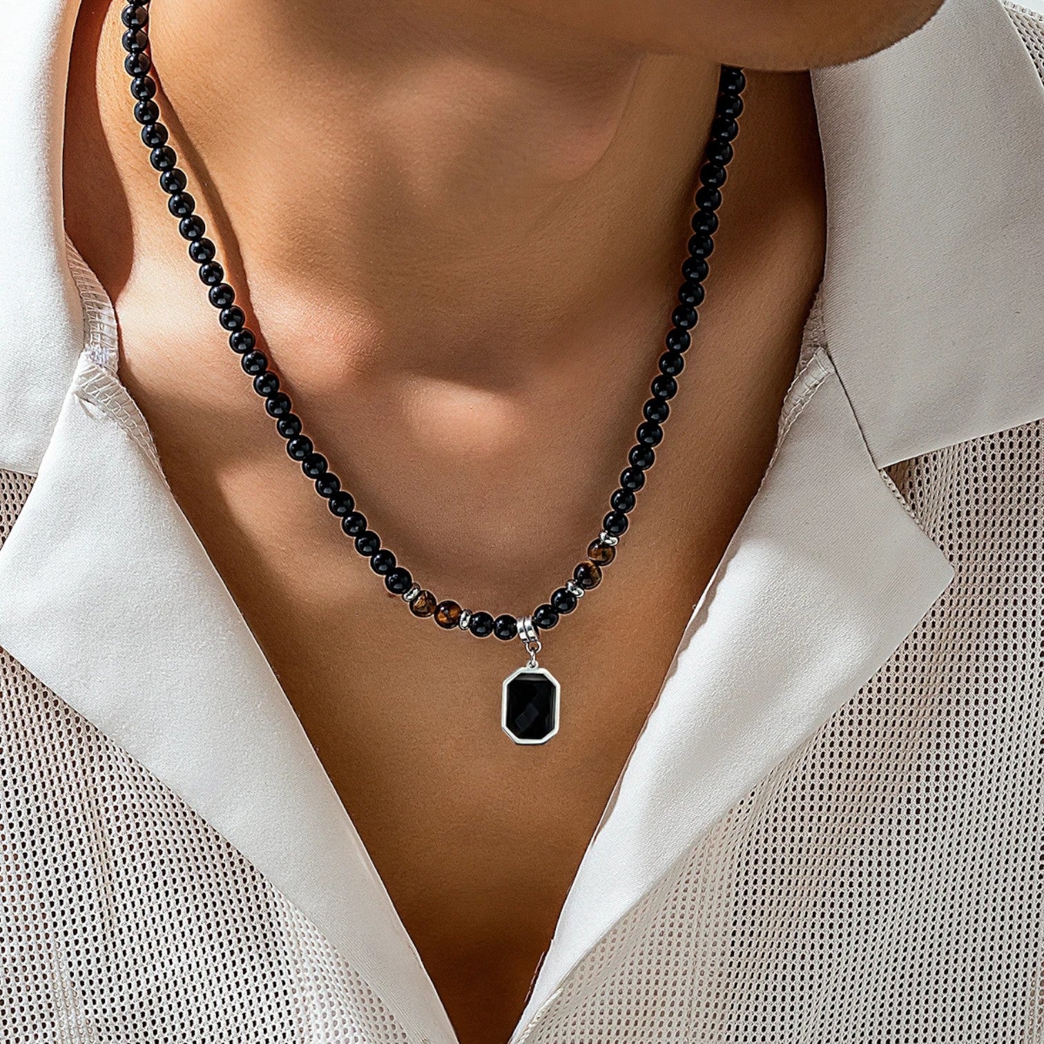Stile audace al collo – Collana con perline nere e ciondolo quadrato per uomo Pelle Lana - - audace ciondolo collana collo jewelry lana Mens fashion necklace necklace for men nere pelle - Concept Palermo