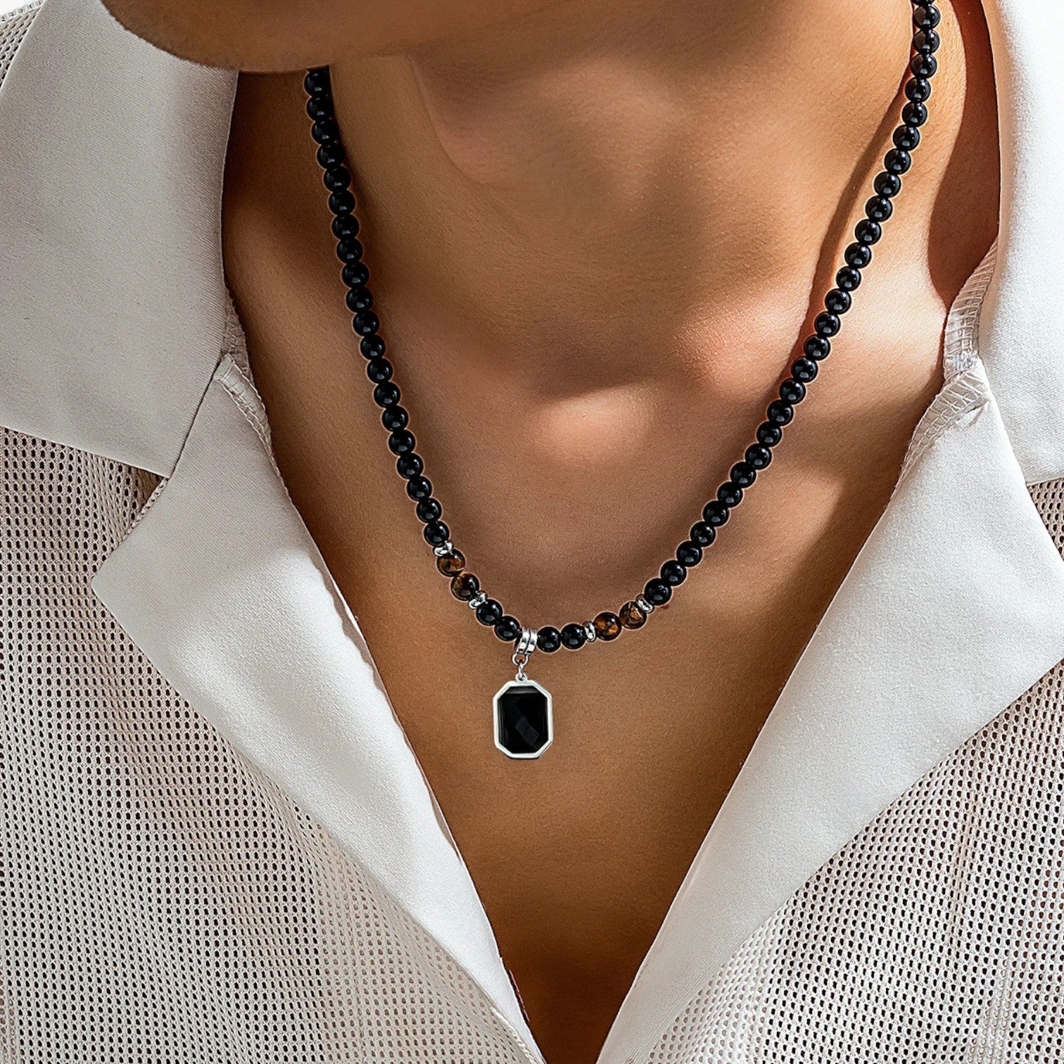 Stile audace al collo – Collana con perline nere e ciondolo quadrato per uomo Pelle Lana - - audace ciondolo collana collo jewelry lana Mens fashion necklace necklace for men nere pelle - Concept Palermo