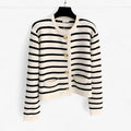 Cardigan clásico a rayas, comodidad atemporal con detalles elegantes en piel