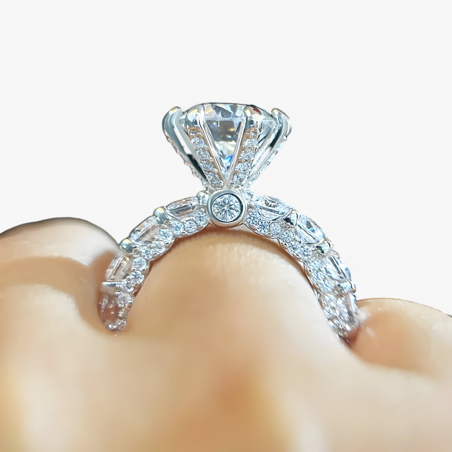 Anello di Fidanzamento in Moissanite – S925 Argento con Halo Nascosto Uomo - - Accessories Jewelry anello anello fidanzamento fidanzamento halo jewelry moissanite nascosto Rings uomo - Concept Palermo
