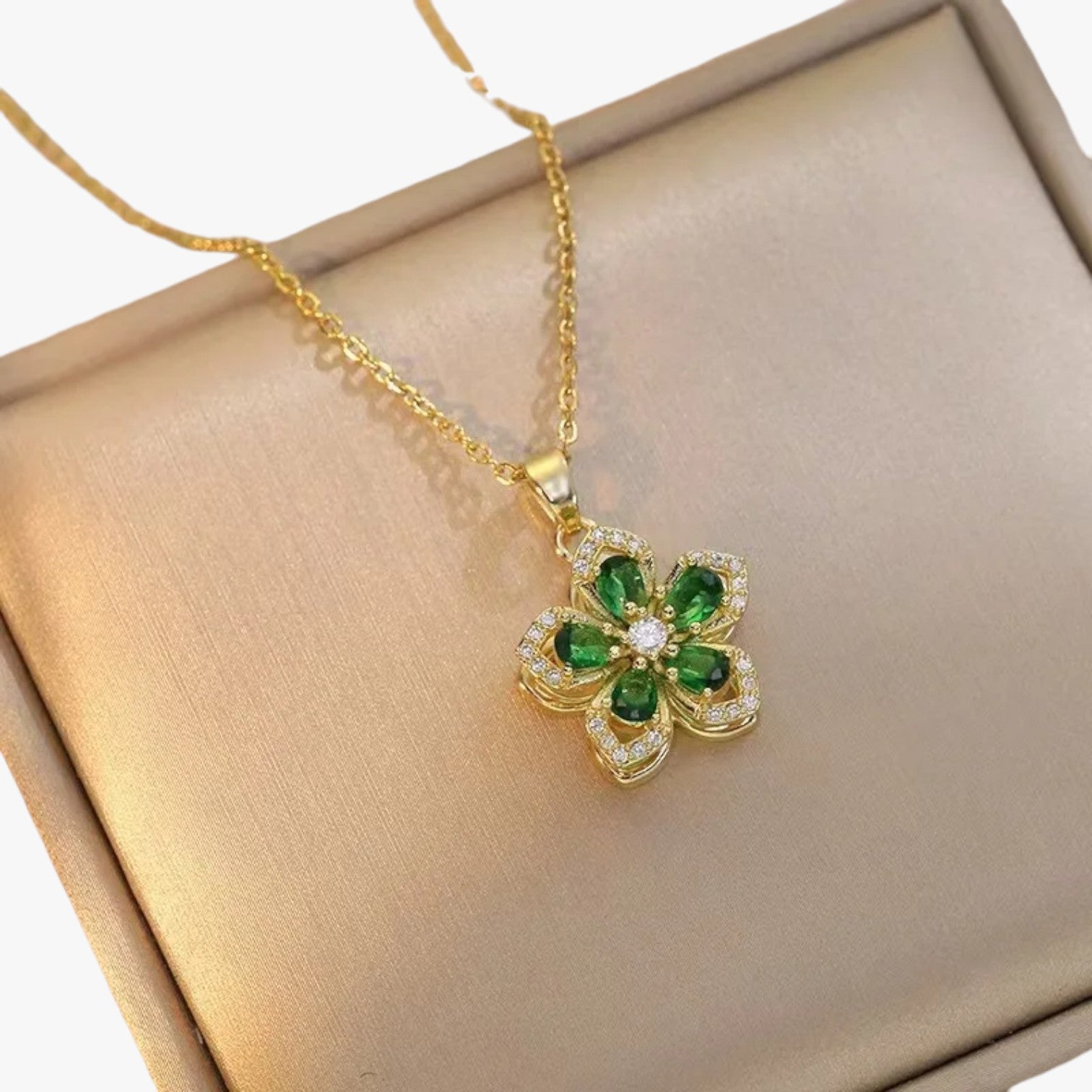 Collana con fiore in oro e zircone rotante Lana Donna - - collana collana fiore donna Fashion Necklaces fiore jewelry lana necklace NECKLACES Necklaces for Women rotante zircone - Concept Palermo