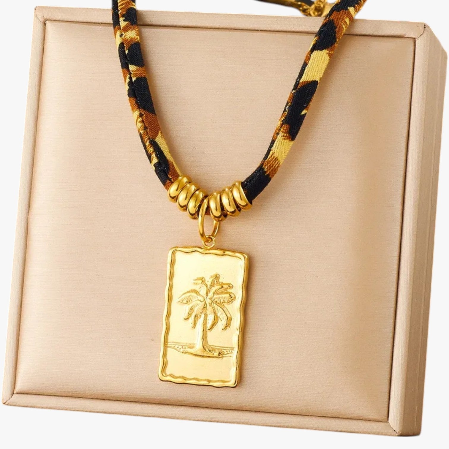 Collana Charm Leopardo con Dettagli Oro Stile Unico e Regalo Lana - 1 - charm collana collana charm dettagli Fashion Necklaces jewelry lana leopardo necklace NECKLACES Necklaces for Women regalo - Concept Palermo