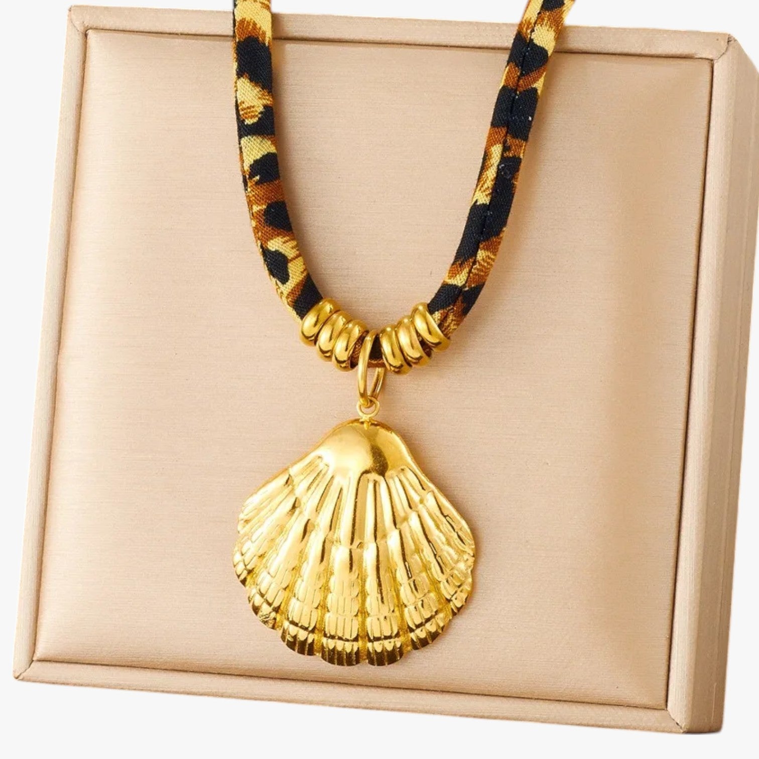 Collana Charm Leopardo con Dettagli Oro Stile Unico e Regalo Lana - - charm collana collana charm dettagli Fashion Necklaces jewelry lana leopardo necklace NECKLACES Necklaces for Women regalo - Concept Palermo